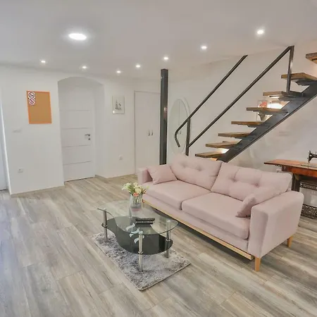 Luxury Lioness * Split