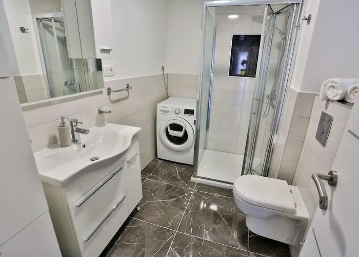 Luxury Lioness Split